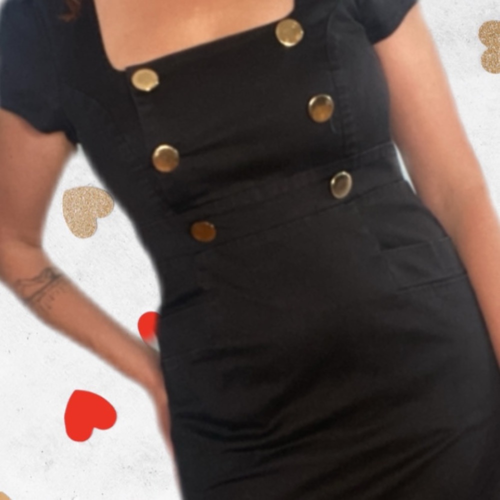 Playful mini bodycon black dress with gold hardware (and pockets!) - Picture 5 of 5